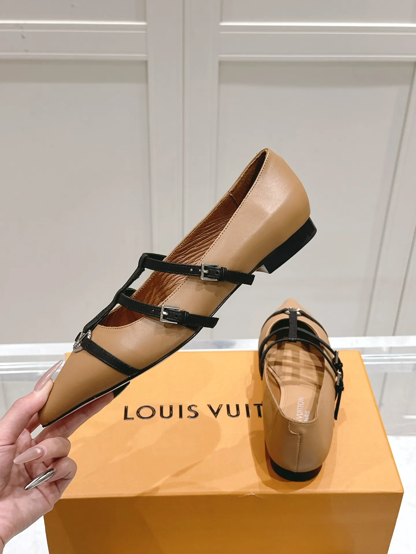 👟👟Ex-factory price 680👟👟 L V➕ Murakami Takashi co-branded series top quality louis vuitton ss25 new arrival～ LV.2025 spring and summer series｜new pointed toe high heels🆕 The small pointed toe of the eagle is matched with a hollow leather strip and a small square buckle to adjust the tightness, and the LV hardware "logo" is embellished, and the details and texture are particularly high-end! The sharp styling effect is a visual feast💯It is difficult to conceal the elegant temperament of LV. It is easy to wear, comfortable, sexy and exquisite ~ Grade A sheepskin lining is soft and breathable. The genuine leather outsole imported from Italy is easy to wear and will not tire your feet. Size: 35-40 (41 customized items are non-refundable)